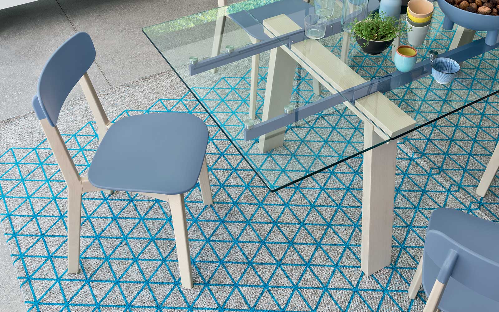 Sedia Calligaris Cream in polipropilene sky blue opaco e struttura in legno di faggio